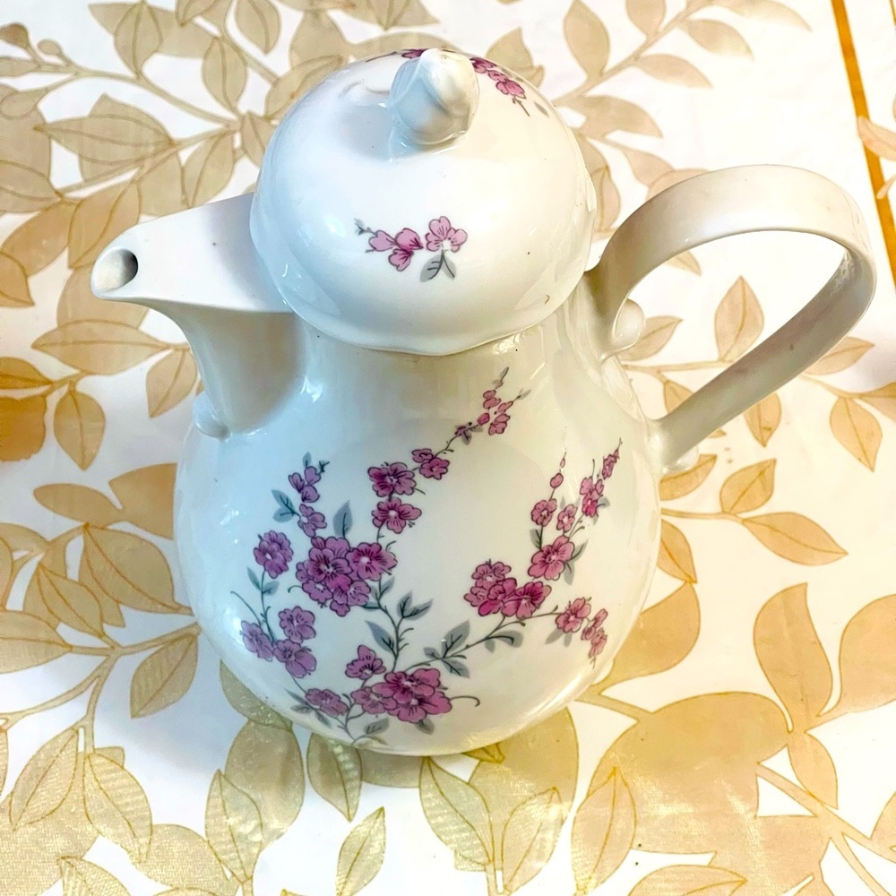 VTG KAHLA PORCELAIN COFFEE TEAPOT WHITE  FLOWERS PATTERN GERMANY GDR 10”